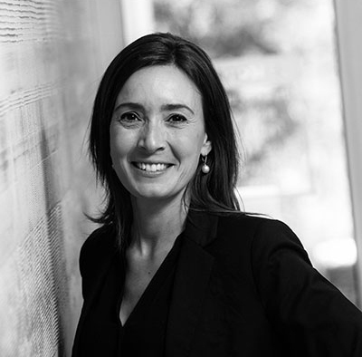 Portrait en buste d'Émilie Allali fondatrice de La Galerie Dauphine